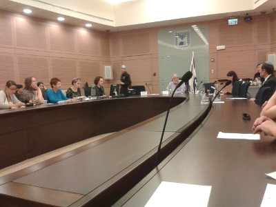 MK Amram Mitzna, Chair of the Knesset Education Committee leads the discussion at the Knesset
