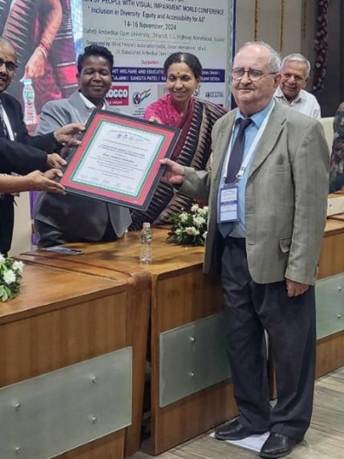 Prof. Radoulov receiving his award during the ICEVI World conference in India