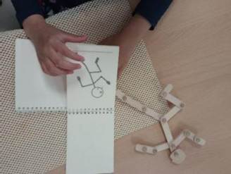 Afbeelding met persoon, papier, Papierprodcut, kleding