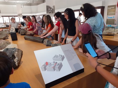 Our students touching volcanic rocks during the explanation of a professional from the Natural History Museum