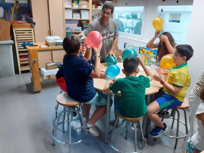 EXPERIMENTING WITH BALLOONS IN THE SCIENCE WORKSHOP