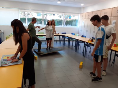 WE LEARN HOW TO BEHAVE IN THE FACE OF AN EARTHQUAKE