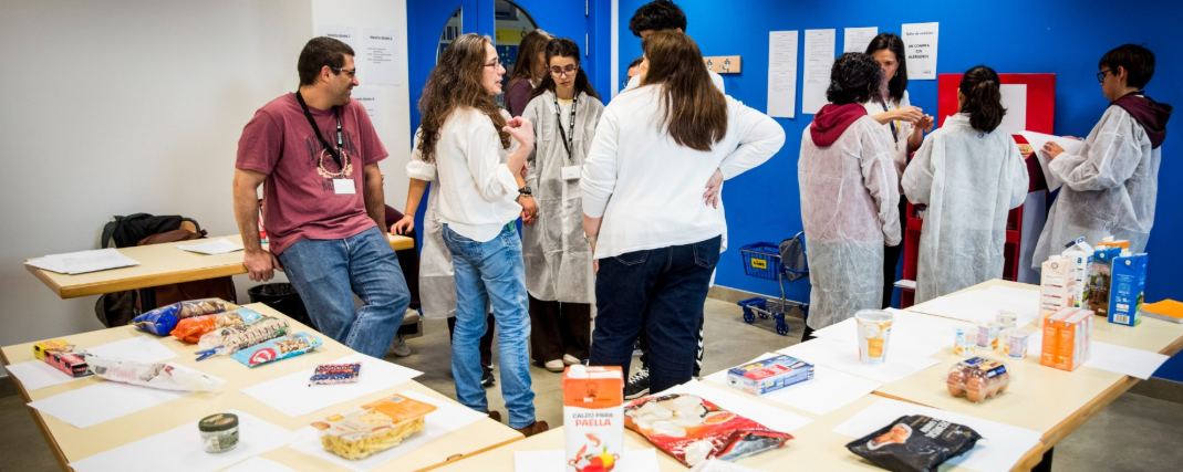 A group of student talking each other in one of the ciencie workshop