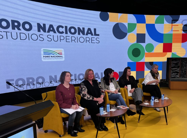 Round-table with 5 women explaining key ideas about Human Resources